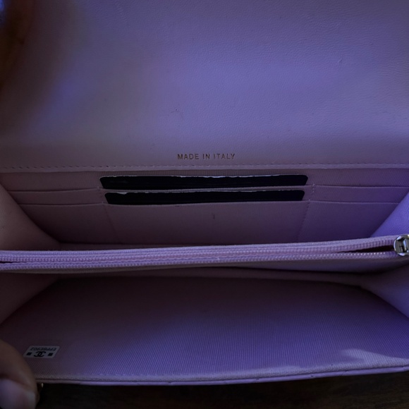 Small pearl chain on wallet crossbody purse - Picture 8 of 11